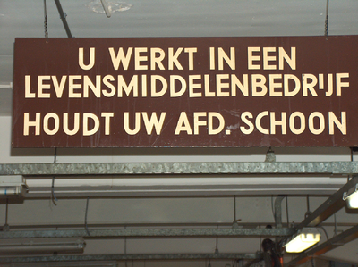 822026 Afbeelding van een waarschuwingsbord op de afdeling Kleinbrood van Kamps Quality Bakeries (Hogenoord 1) te Utrecht.